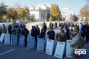 Протестующие заявили, что не собираются отдавать полиции щиты