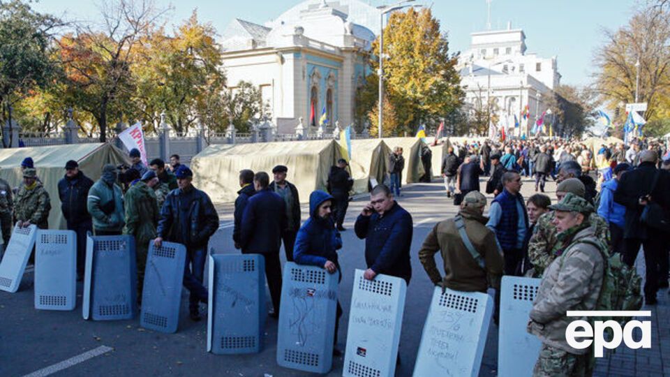 Протестувальники заявили, що не збираються віддавати поліції щити