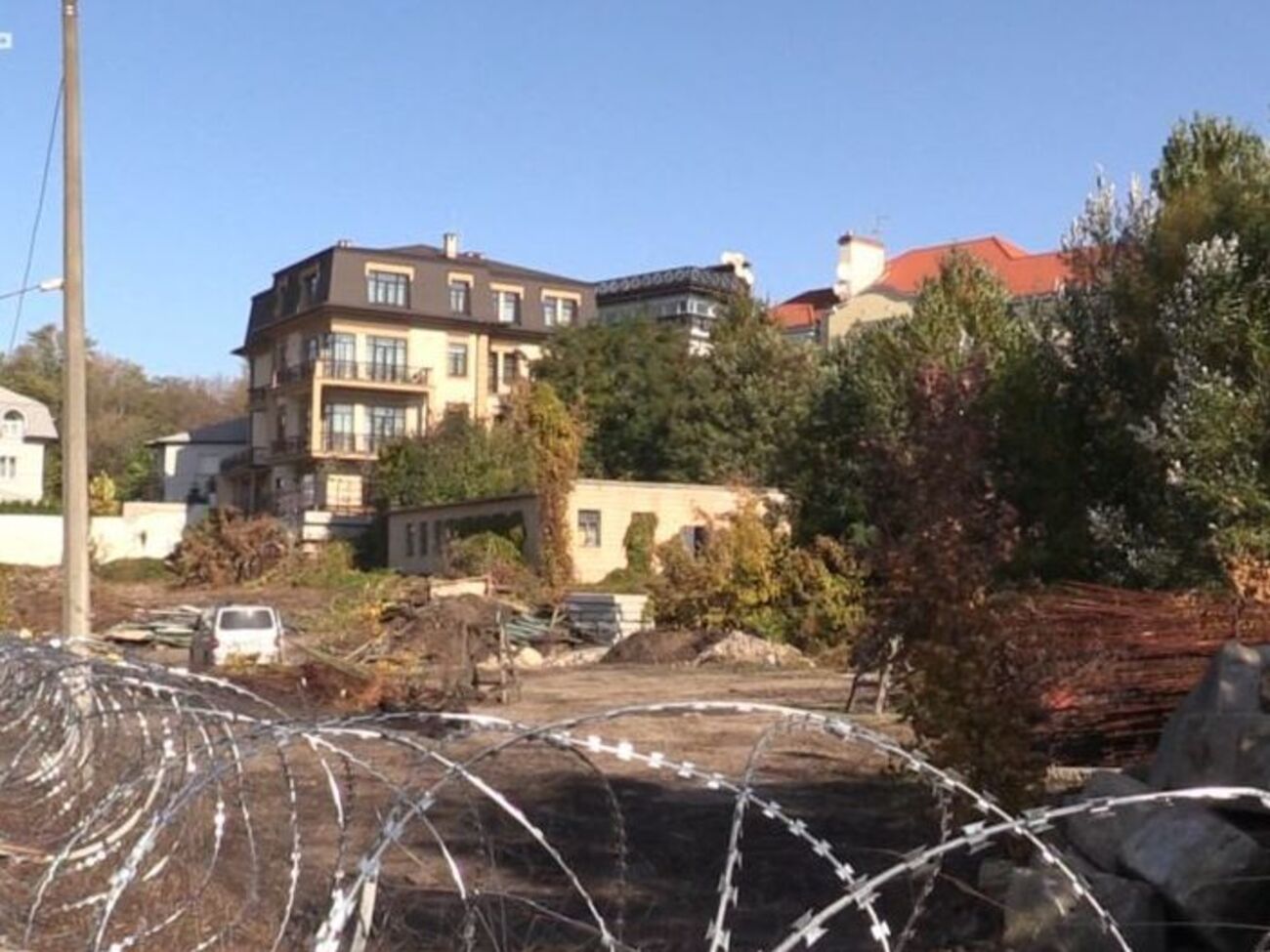 На территории участка Порошенко находятся неизвестные