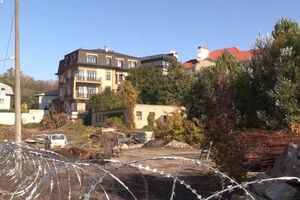 На территории участка Порошенко находятся неизвестные