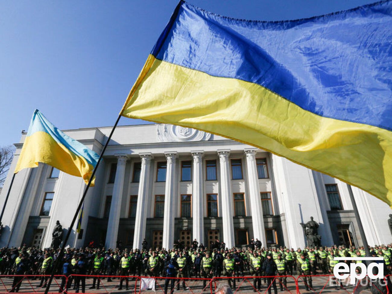 Учасники акції протесту під Верховною Радою вимагають відкрити виборчі списки, скасувати депутатську недоторканність і створити антикорупційний суд