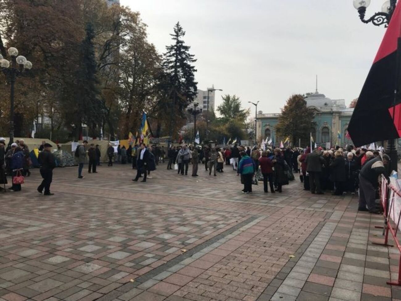 Біля Ради знову збирається мітинг. Фоторепортаж