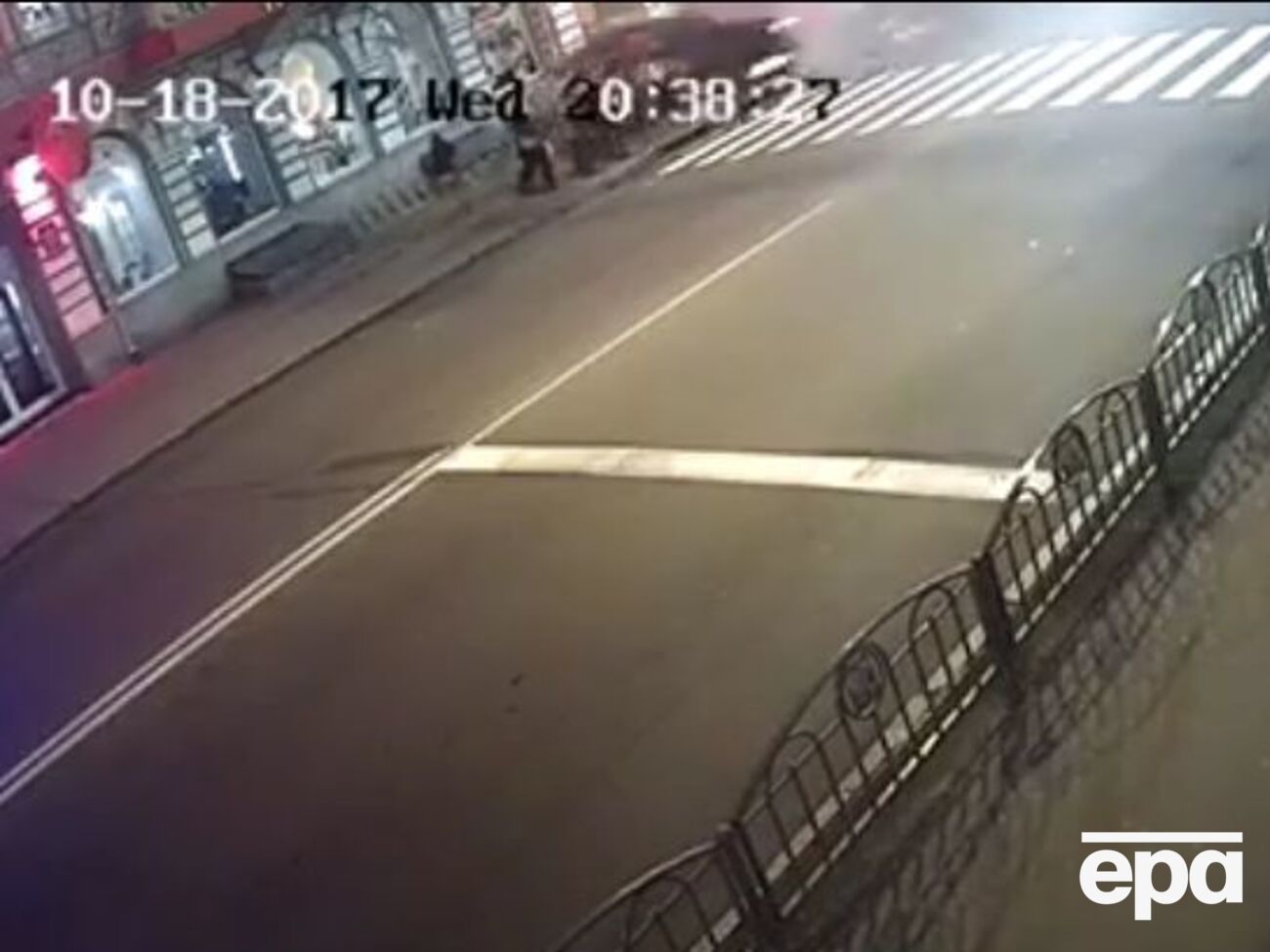 На записі видно, як авто буквально зносить людей, що стоять на тротуарі