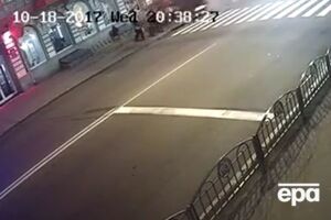 На записи видно, как авто буквально сносит людей, стоящих на тротуаре