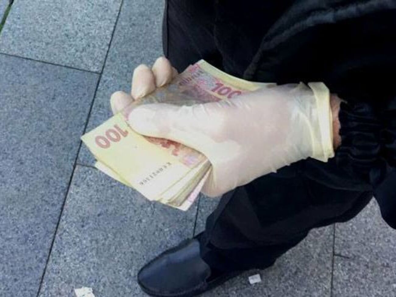 Сотрудника миграционной службы задержали во время получения взятки