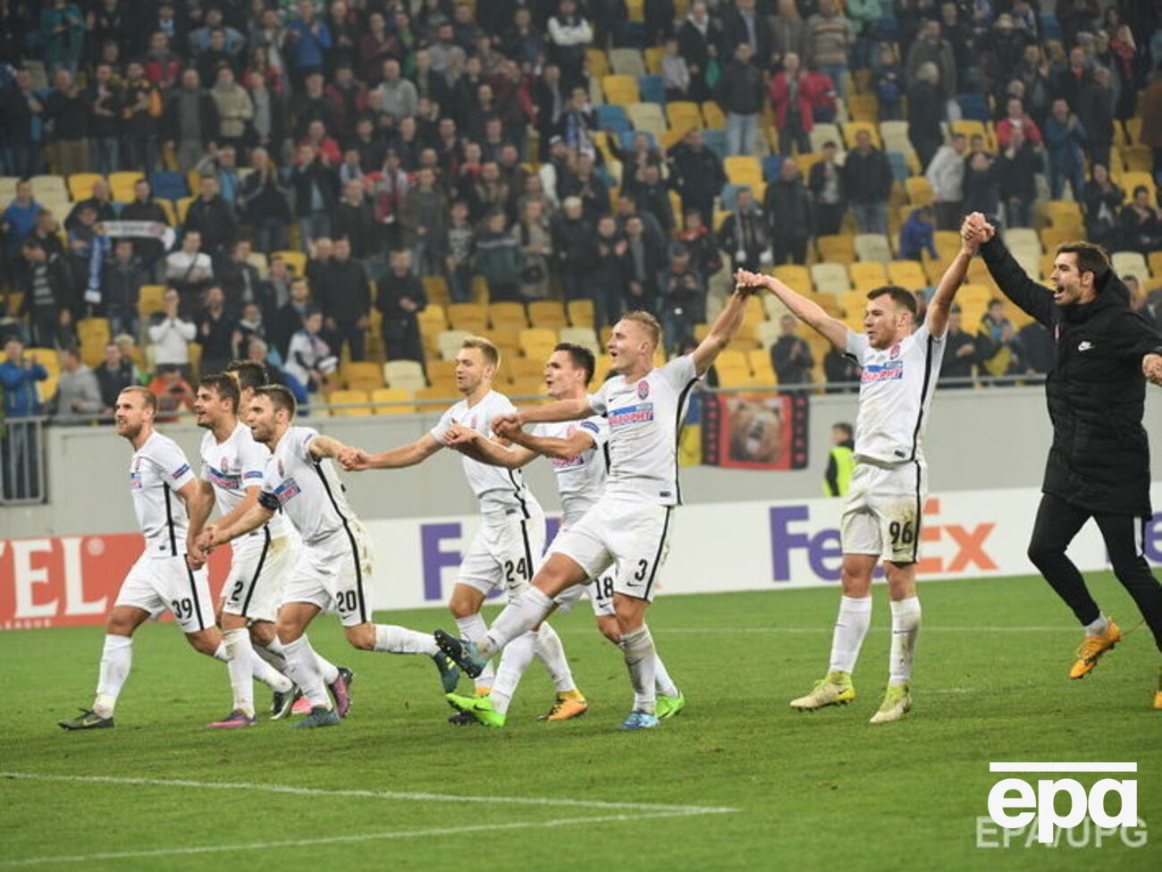 Игроки "Зари" и львовская публика празднуют победу над "Гертой"