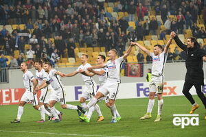 Игроки "Зари" и львовская публика празднуют победу над "Гертой"