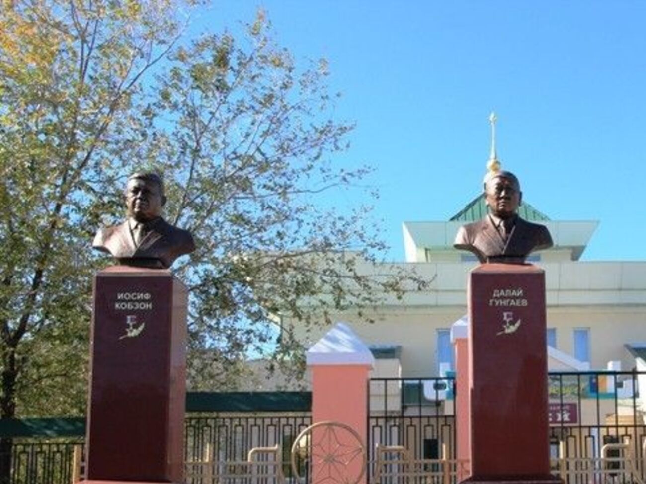 Бюст Кобзона установлен на Аллее Героев в Агинском