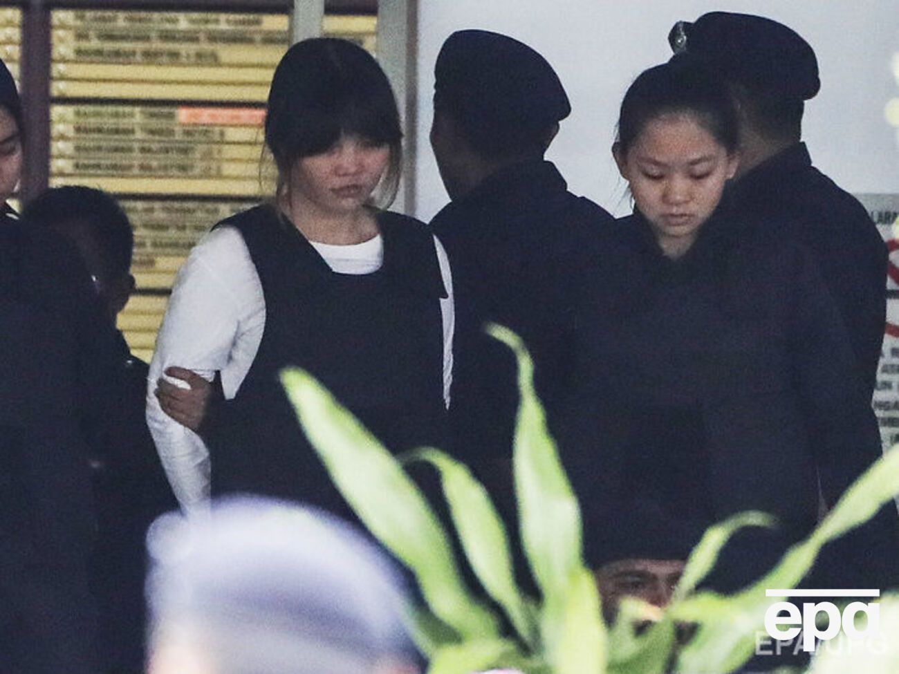 На заседание суда женщин привезли в бронежилетах