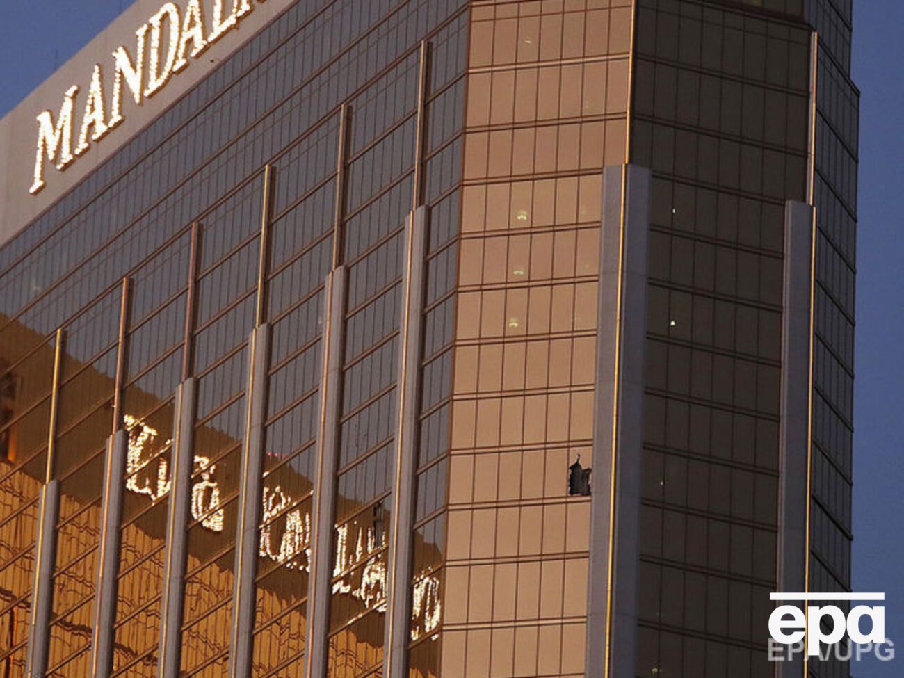 Стрелок разбил окна молотком перед тем, как открыть огонь