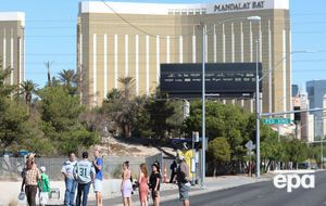 Готель Mandalay Bay Resort and Casino і фестивальний майданчик розташовані на бульварі Лас-Вегас