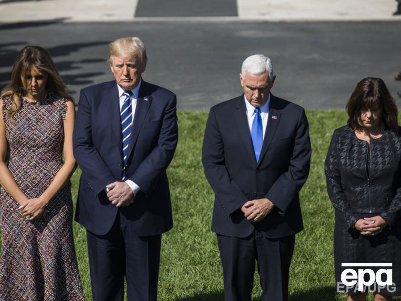 Трамп, віце-президент Майк Пенс та їхні дружини вшанували пам'ять загиблих хвилиною мовчання