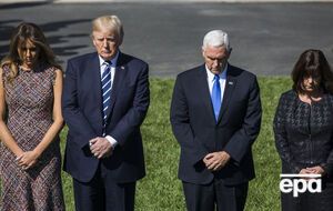 Трамп, віце-президент Майк Пенс та їхні дружини вшанували пам'ять загиблих хвилиною мовчання