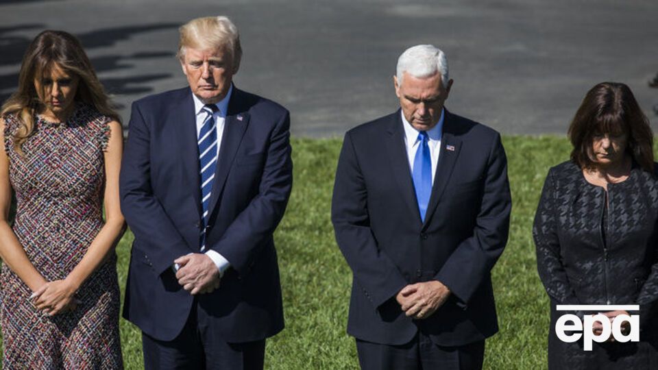 Трамп, віце-президент Майк Пенс та їхні дружини вшанували пам'ять загиблих хвилиною мовчання