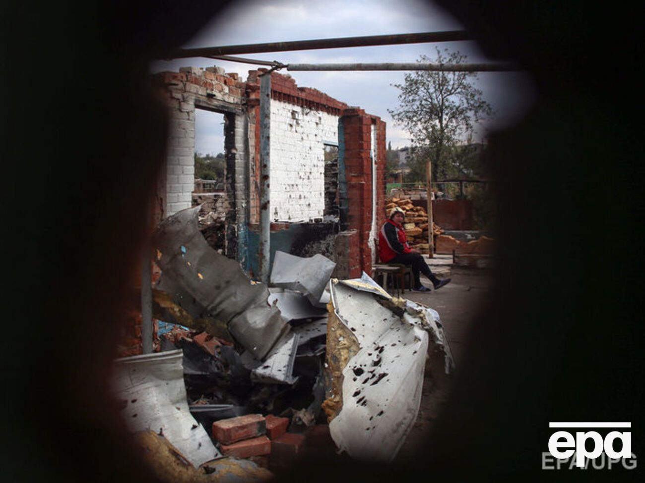 Квартира женщины полностью выгорела после обстрела