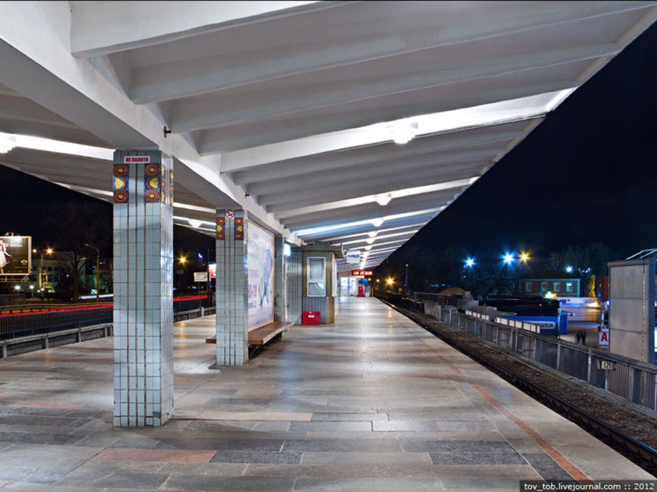 Под поезд метро попал 34-летний мужчина