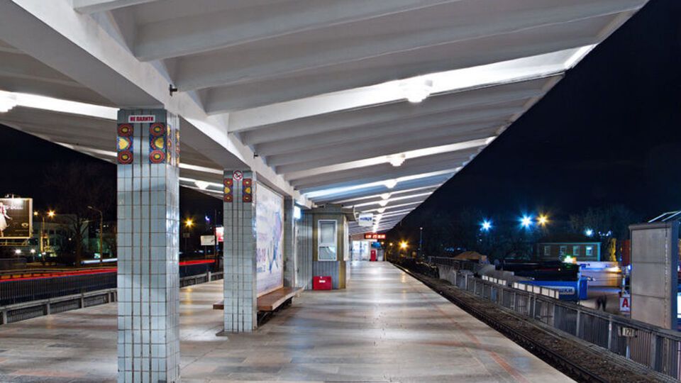 Под поезд метро попал 34-летний мужчина