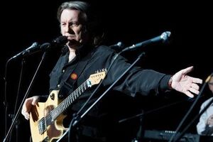 Лоза: "За Русь усрусь" хоть и "ложится на уши", но слово "усрусь" в глубине национального сознания выглядит непрезентабельно