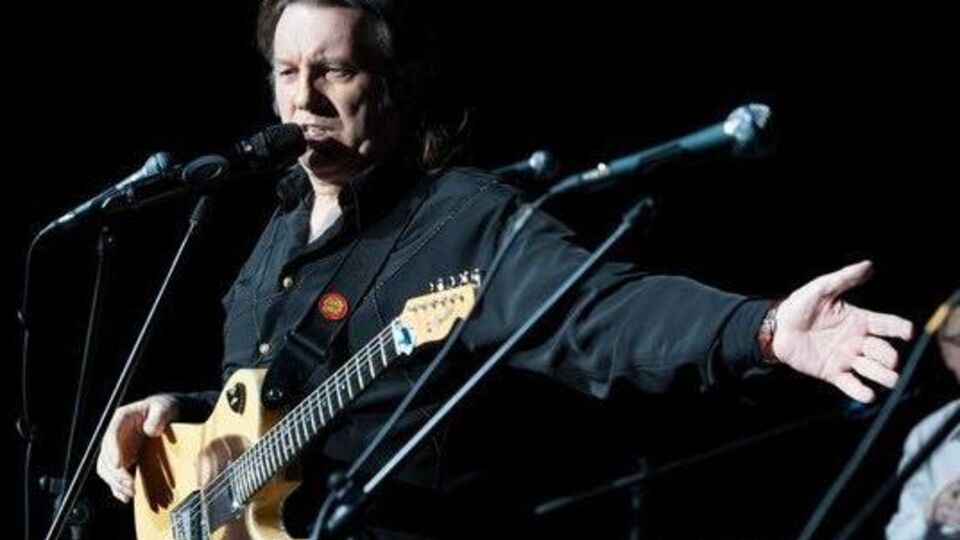 Лоза: "За Русь усрусь" хоть и "ложится на уши", но слово "усрусь" в глубине национального сознания выглядит непрезентабельно