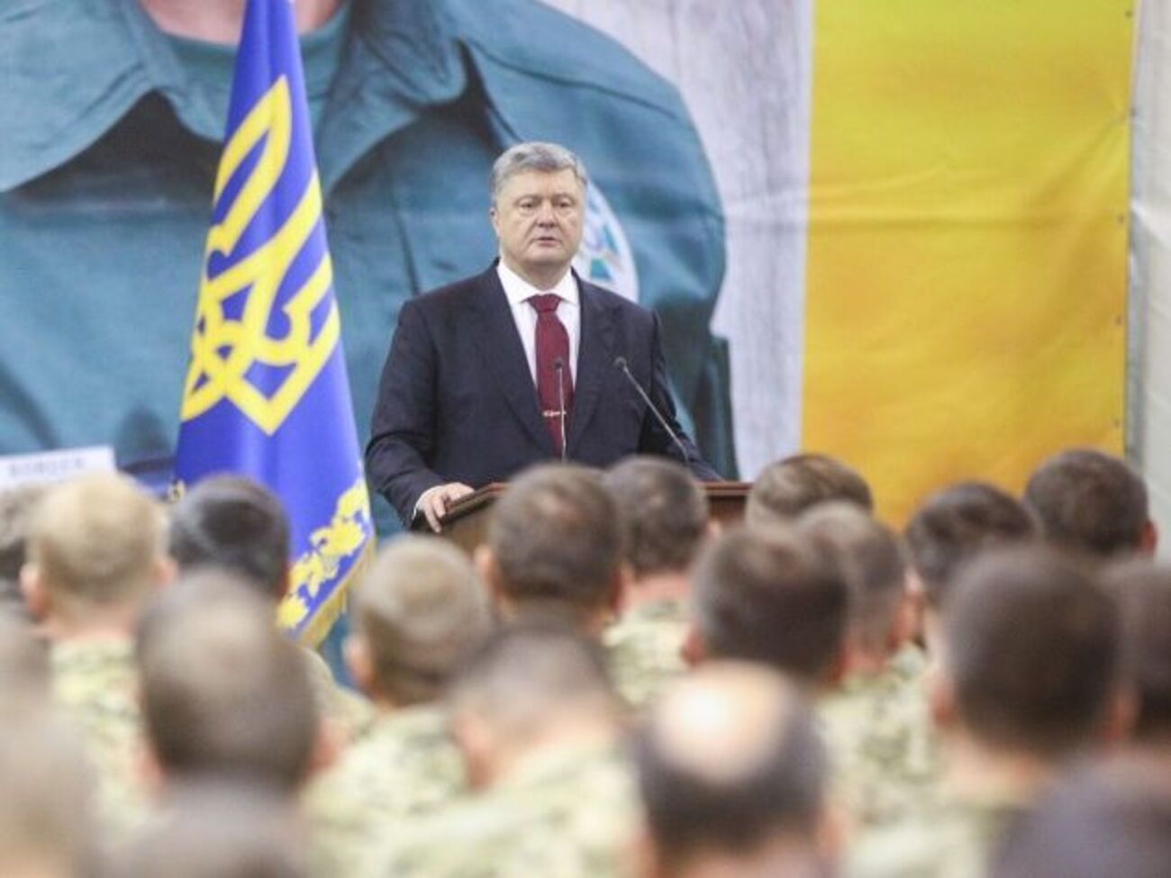 Порошенко обсудил с силовиками меры по противодействию увеличившемуся количеству обстрелов на Донбассе