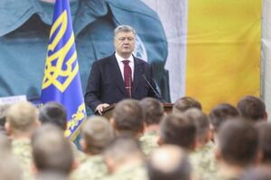 Порошенко обсудил с силовиками меры по противодействию увеличившемуся количеству обстрелов на Донбассе