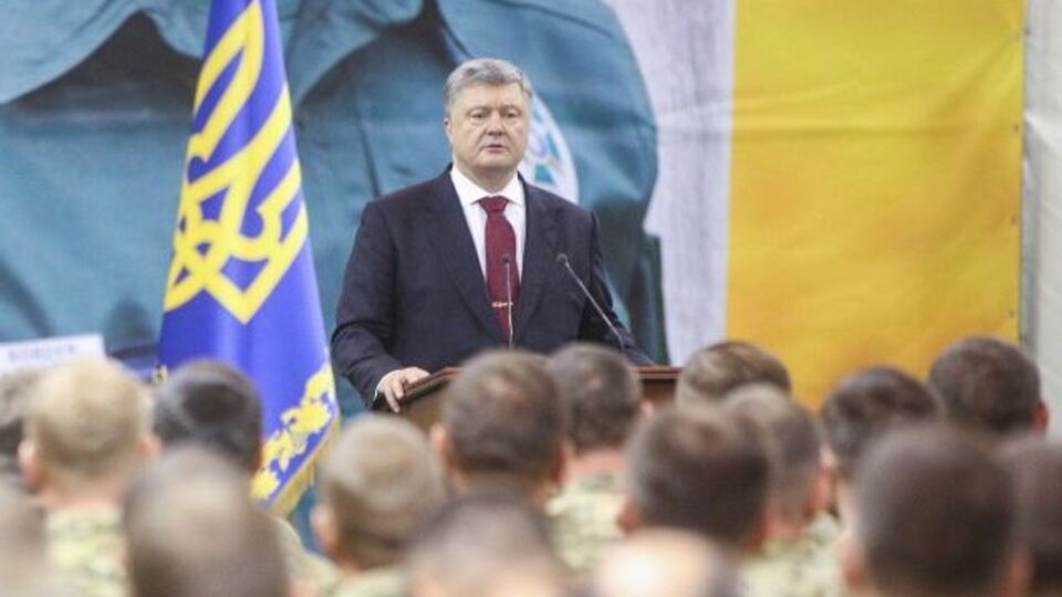 Порошенко обсудил с силовиками меры по противодействию увеличившемуся количеству обстрелов на Донбассе