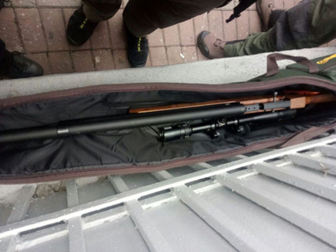 Задержанного с винтовкой доставили в полицию для установления личности