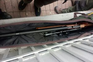 Задержанного с винтовкой доставили в полицию для установления личности