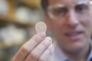 Патч дає змогу пацієнтові самостійно пройти вакцинацію