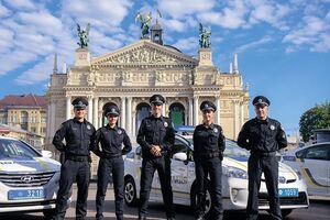 Львовские патрульные остановили машину за нарушение ПДД