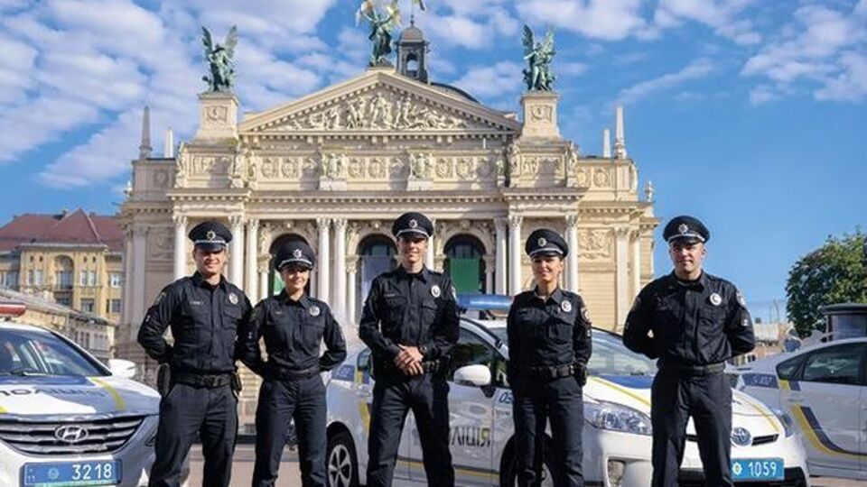 Львовские патрульные остановили машину за нарушение ПДД