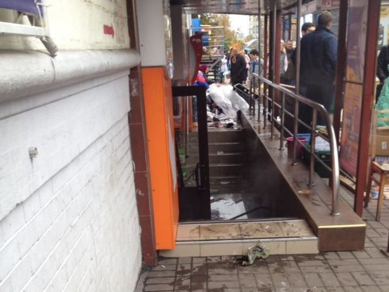 Трубу прорвало в підвальному приміщенні