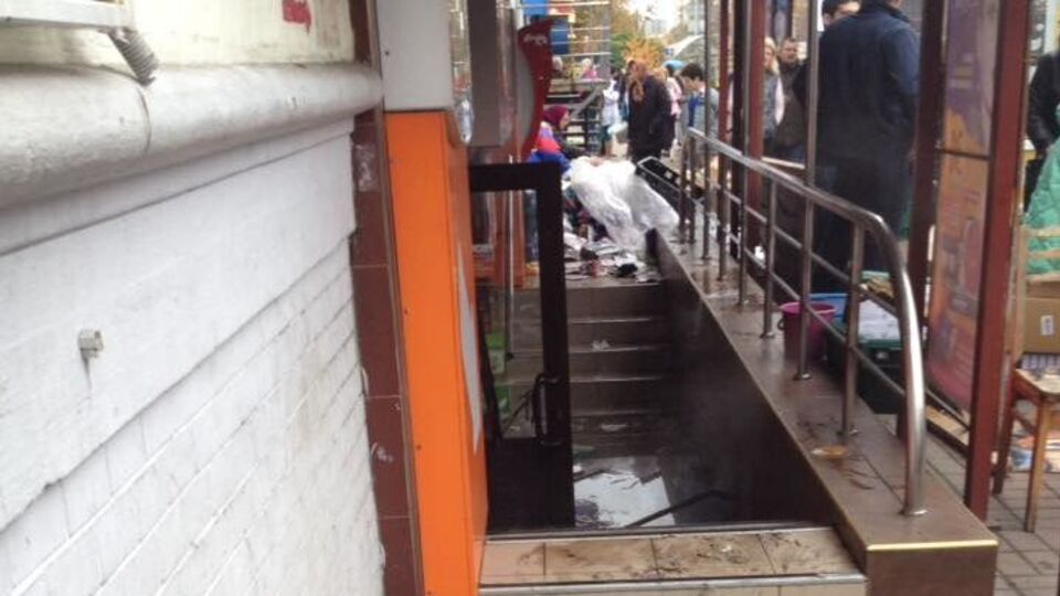 Трубу прорвало в підвальному приміщенні