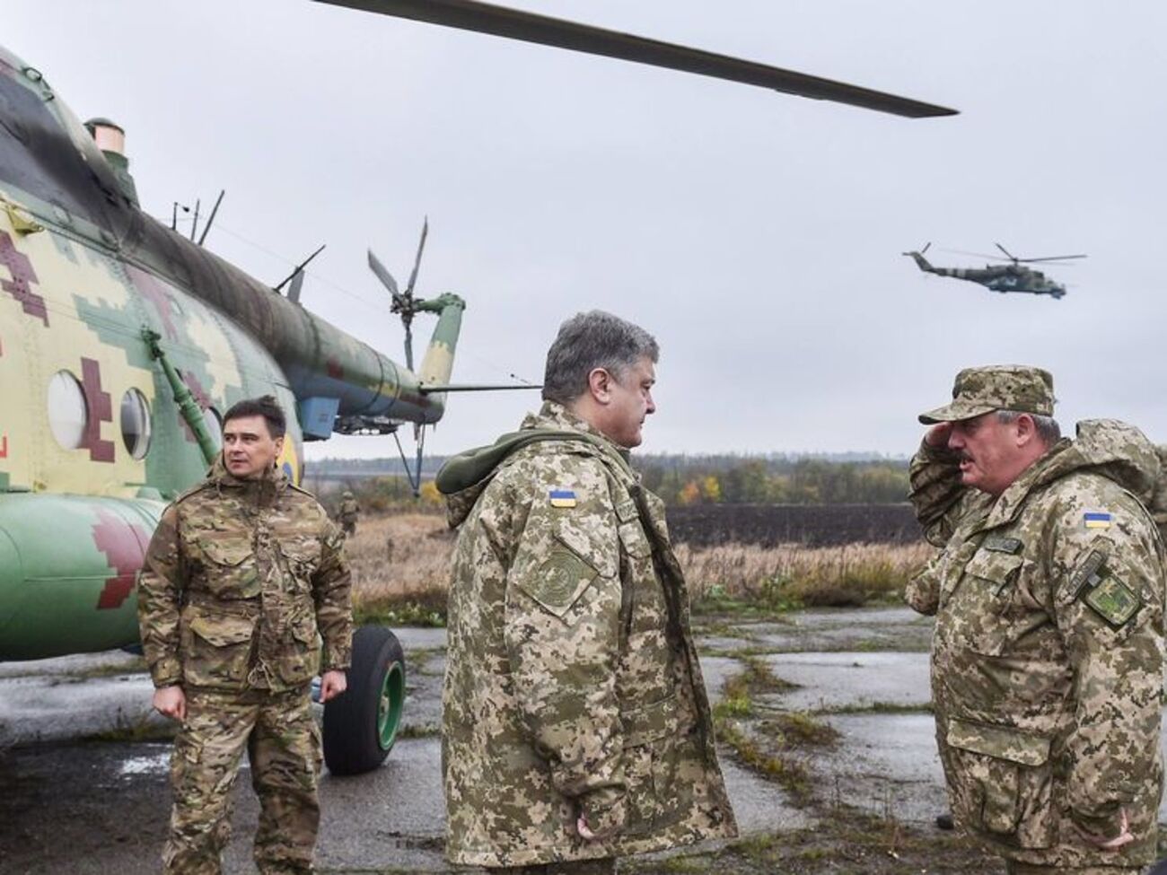 Президент Украины посетил зону АТО