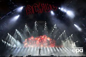Умер продюсер AC/DC