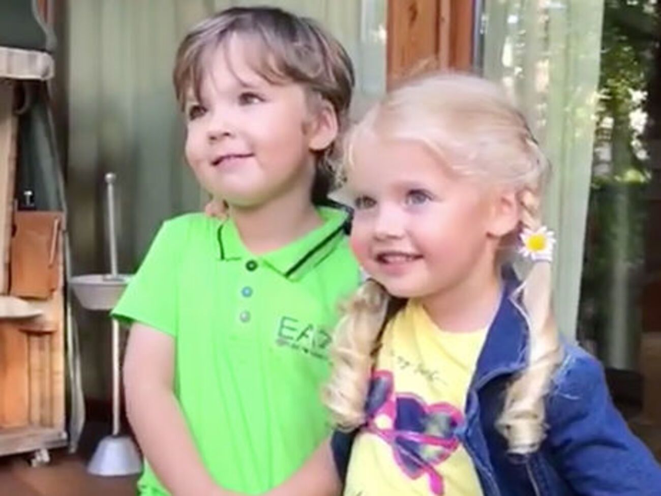 Ліза та Гаррі перед камерою поїли оливки