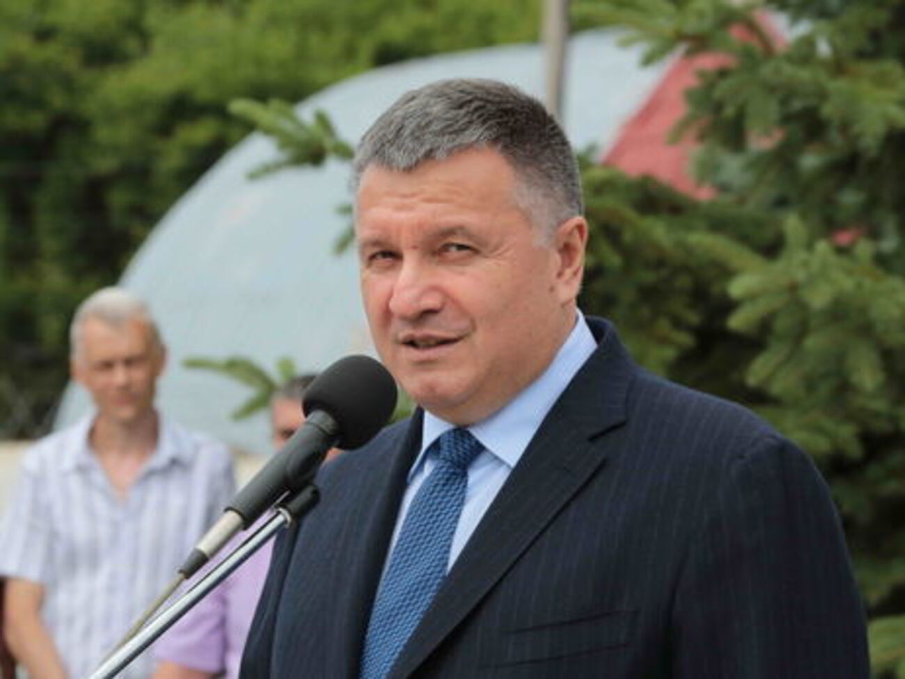 Аваков: Що за товар ви продаєте негідникам, приймаючи як оплату брудні гроші регіоналів-утікачів зі зграї Януковича?!