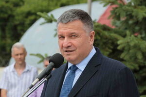 Аваков: Что за товар вы продаете негодяям, принимая в оплату грязные деньги сбежавших регионалов из своры Януковича?!