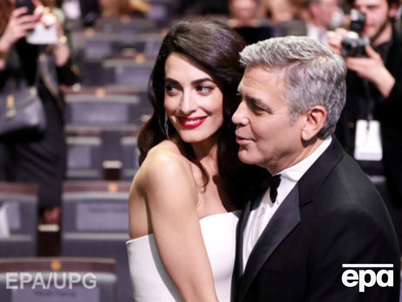 Клуни считает, что на работе домагаются к женщинам разных профессий