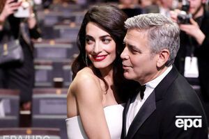 Клуни считает, что на работе домагаются к женщинам разных профессий