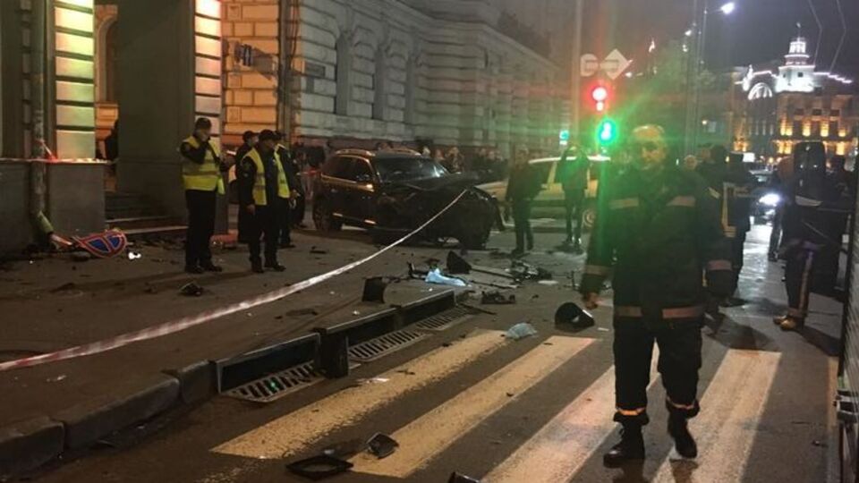 Водитель Touareg после аварии попал в больницу