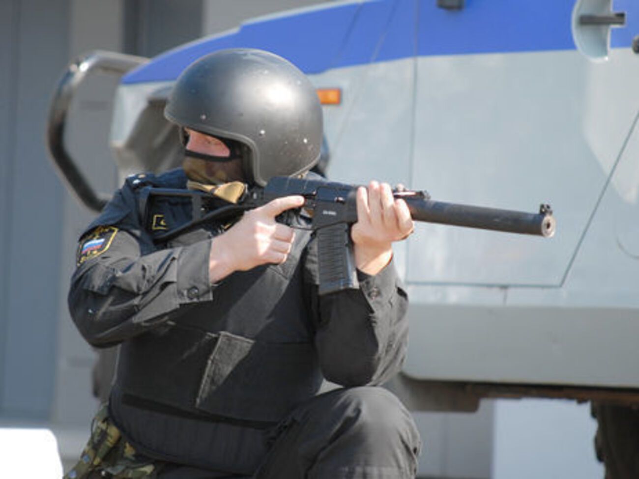 На місце події оперативно виїхала група спецпризначенців Росгвардії, яка застрелила винуватця інциденту