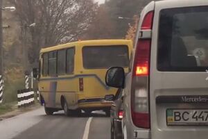 Водій маршрутки намагався проскочити на червоне світло залізничний переїзд