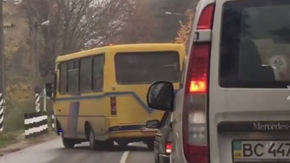 Водій маршрутки намагався проскочити на червоне світло залізничний переїзд