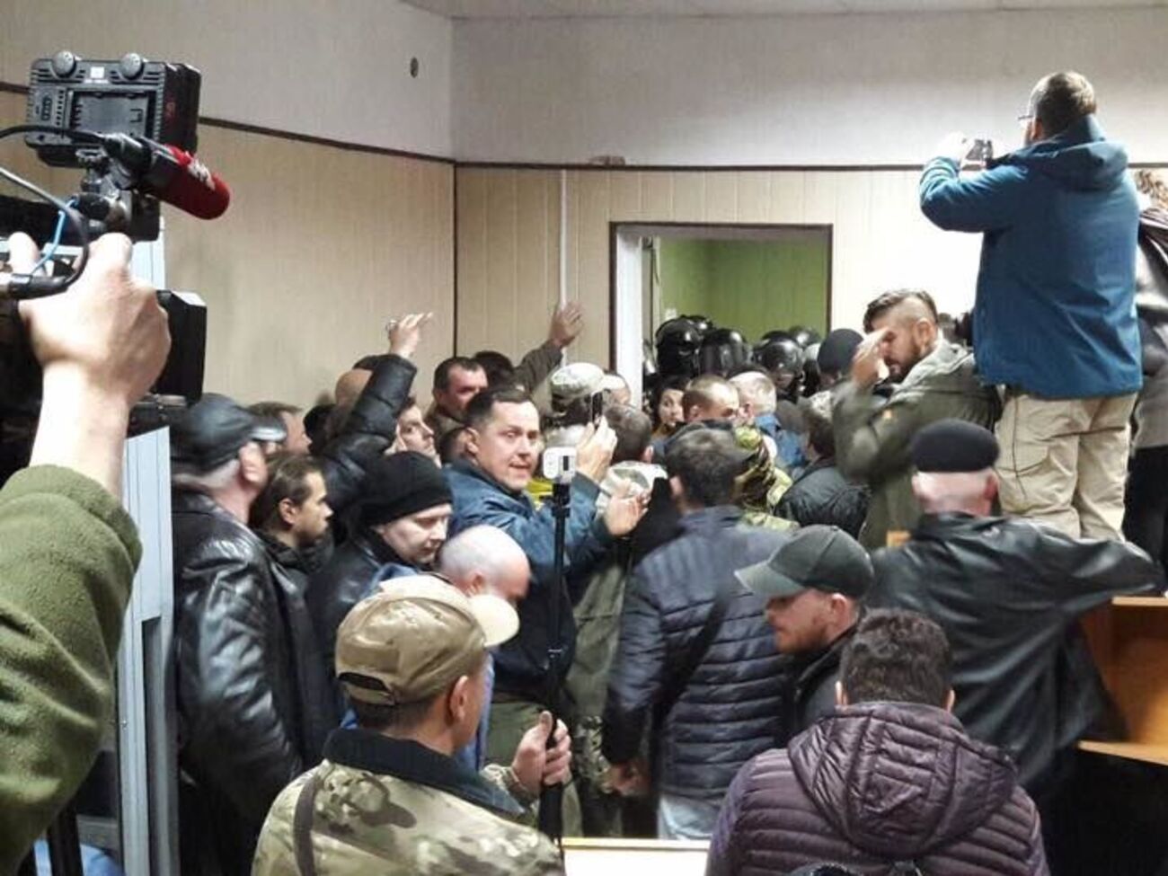 Заворушення почалися після перенесення засідання на ранок