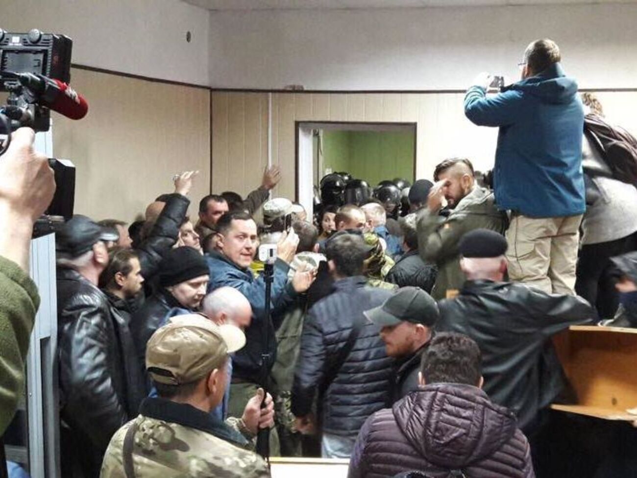 Силовикам не дали вивезти Коханівського із залу суду