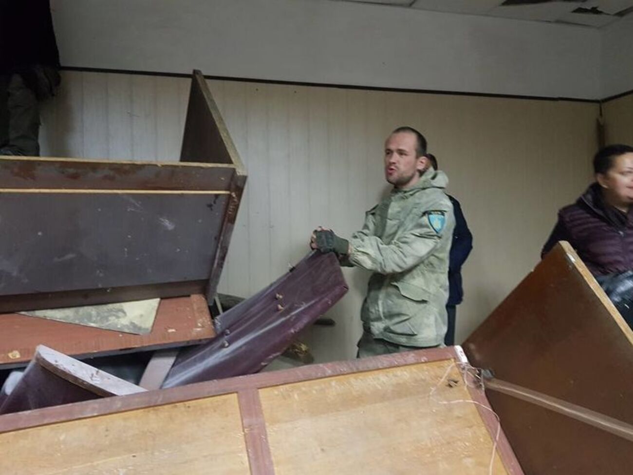 Прибічники Коханівського забарикадували вхід у зал засідань