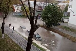 Гаряча вода залила кілька автомобілів