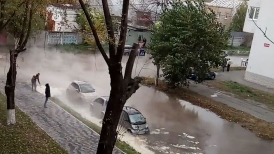 Гаряча вода залила кілька автомобілів