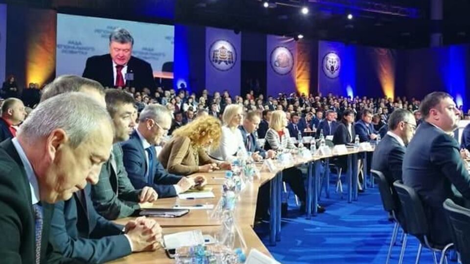 Порошенко: І з цього боку лінії фронту шахтарі відчувають підвищення пенсій, а з того боку шахти закриті